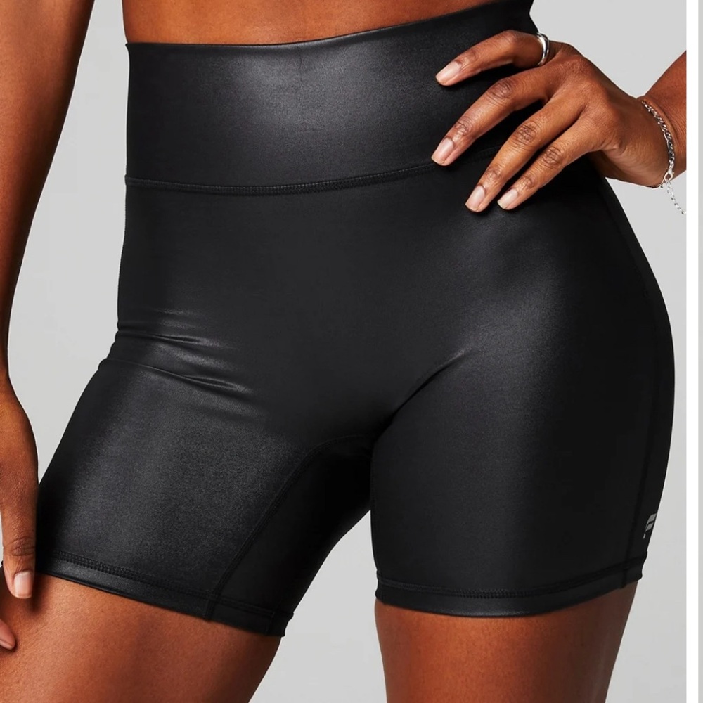 🖤Fabletics High Waisted Motion 365 Shine 6 inch short